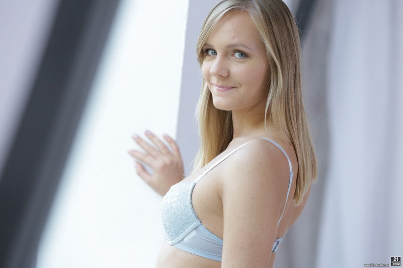 Lucette's Deep Anal Pleasure - 12