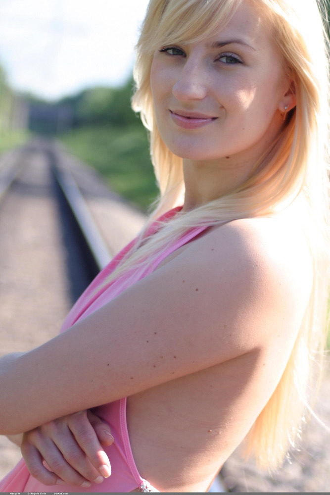 Margo Is Getting Naked Between Rails - 6