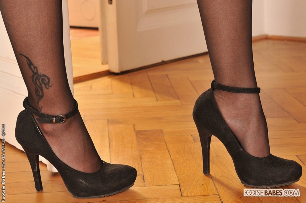 Leggy Babe Ferrara Gomez Stockings - 5