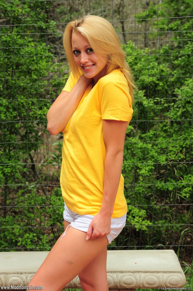 Skinny Teen Madison Lain Gets Naked 01