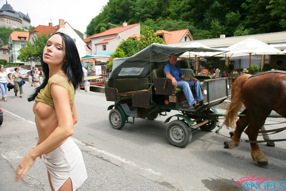 Gwen Posing Publicly Naked 01
