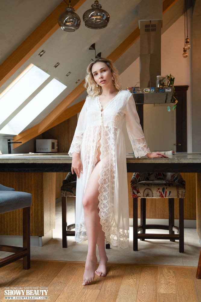 Nude curvy teen babe 00